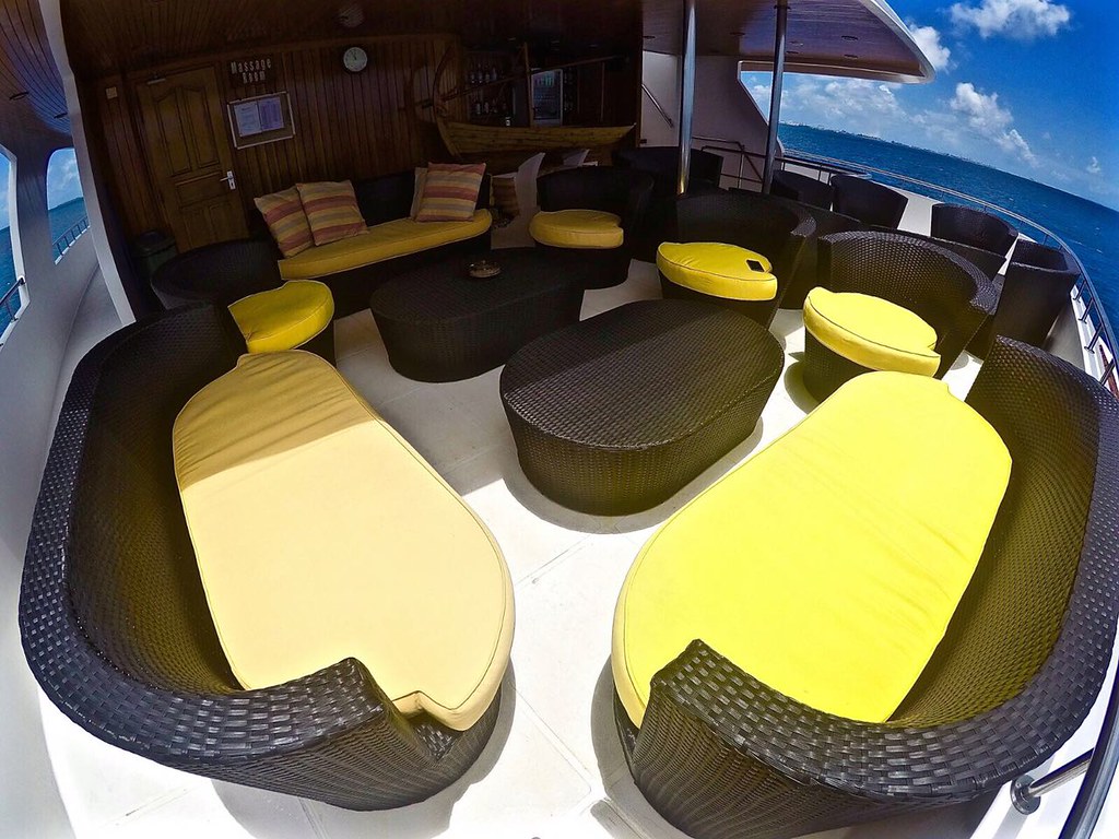 Motor Yacht Sachika bar