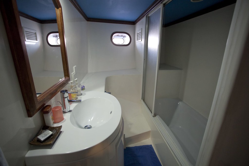 Motor Yacht Sachika bathroom